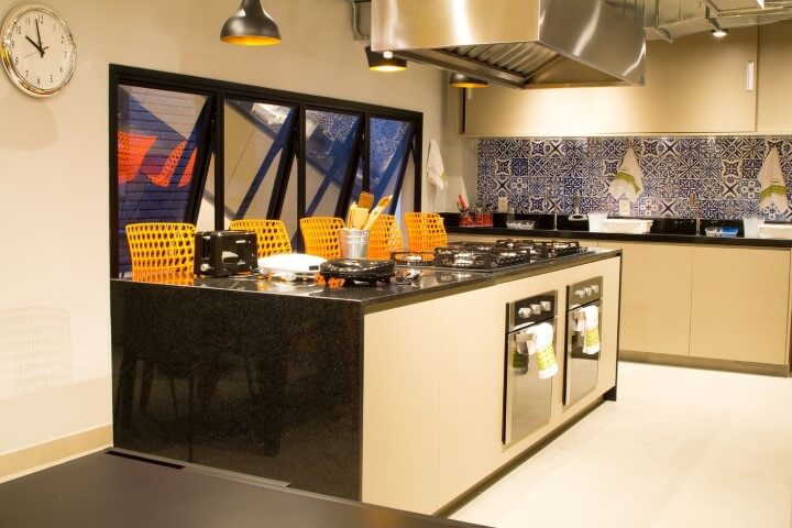 Ilha de cozinha com granito preto.