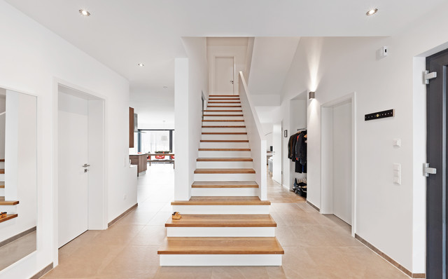 Escada branca com madeira.