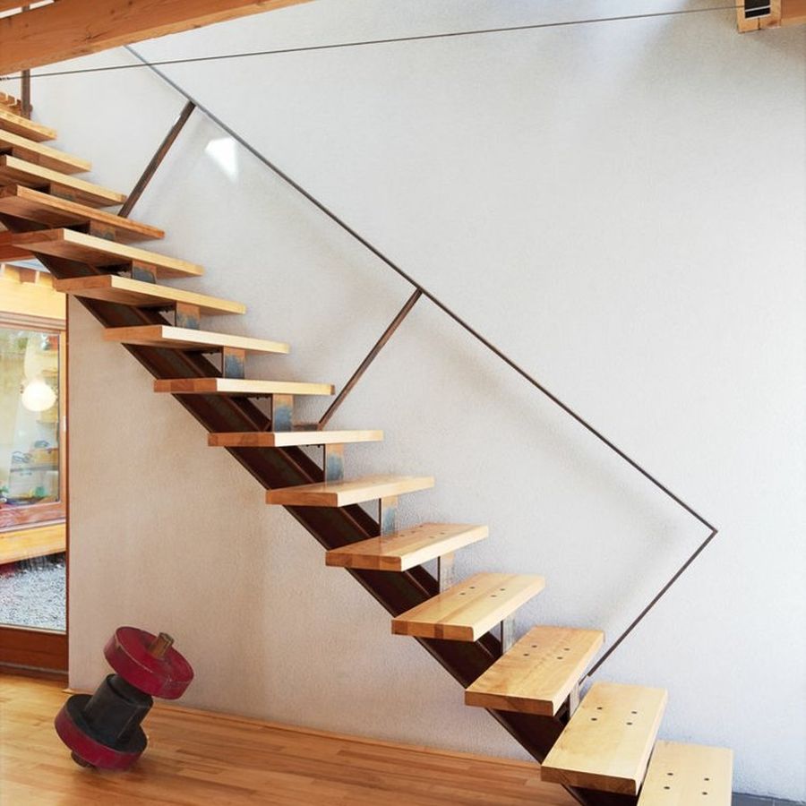 Escada de madeira e vidro.