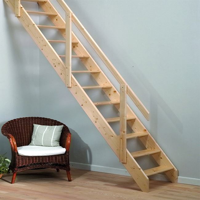 Escada de madeira simples.