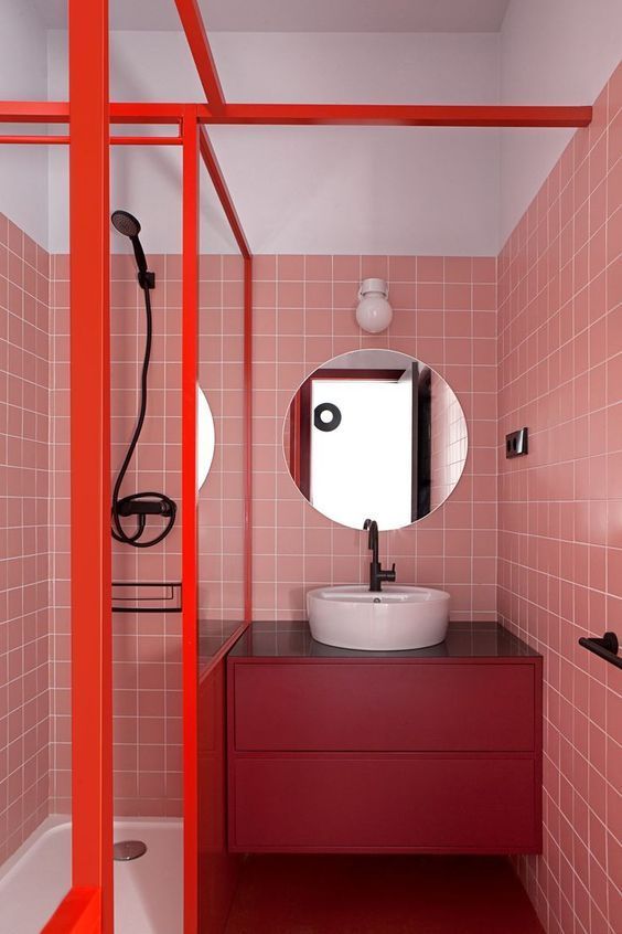 Banheiro planejado pequeno e criativo. Os tons em vermelho e rosa trouxeram alegria ao ambiente. 