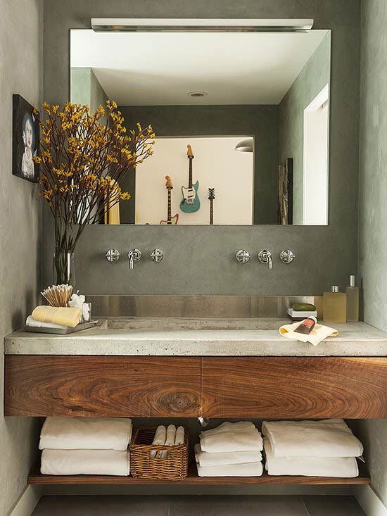 Ambiente charmoso e minimalista. Banheiro planejado pequeno. Elementos utilizado cimento e madeira.