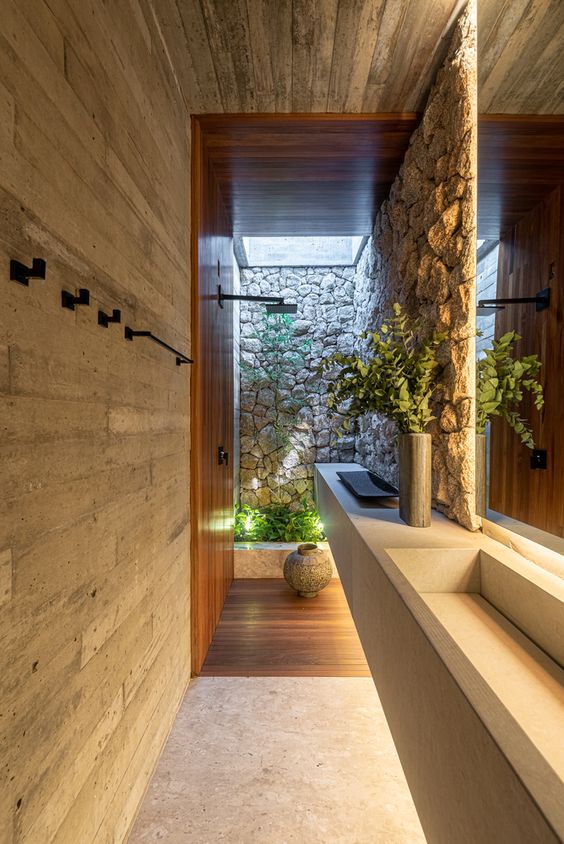 Banheiro planejado ultra moderno com pedras e madeiras. 