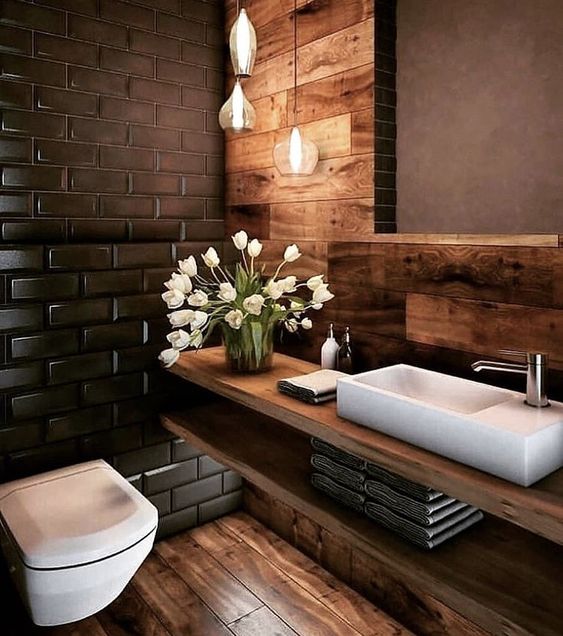 Banheiro em revestimento em madeira. Cuba sob gabinete em madeira.