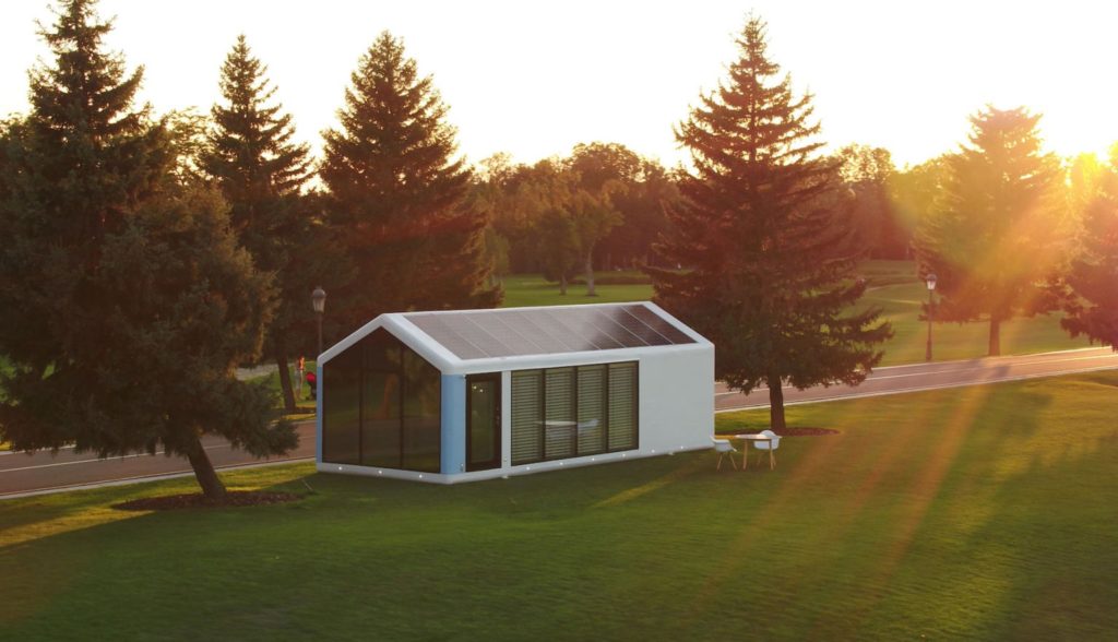 Casa com painel solar no teto.