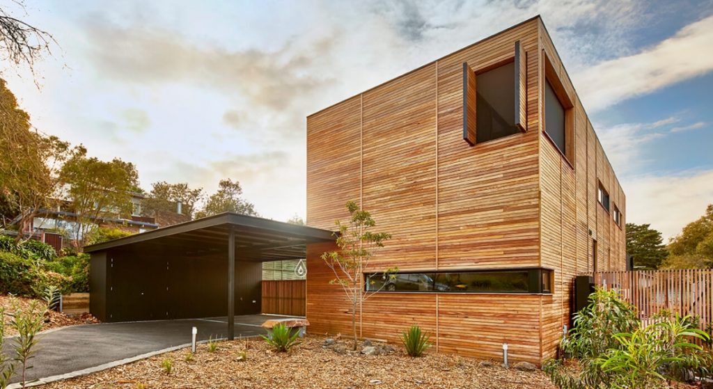 Casa com fachada de madeira.