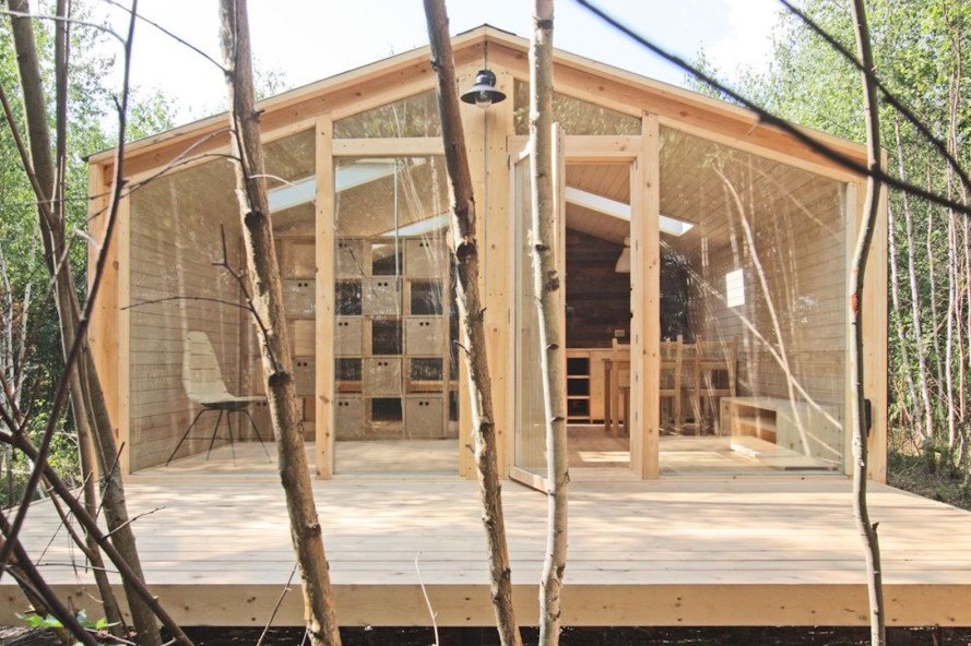 Casa pré-moldada de madeira e vidro.