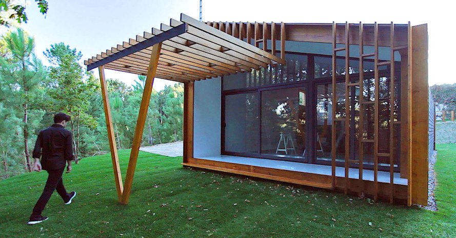 Casa pré-moldada com madeira e ferro.