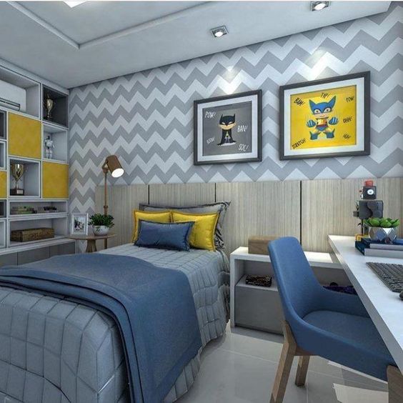 Decoração de quarto de menino nas cores azul, amarelo e cinza com quadros na parede. 