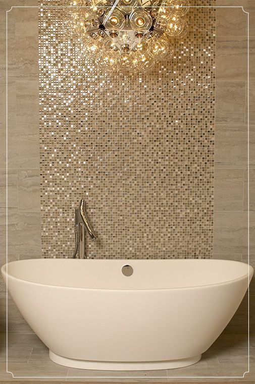 Banheiro luxuoso com banheira branca e pastilhas douradas.