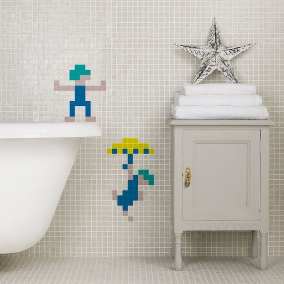 Banheiro com desenho infantil na parede feito com pastilhas coloridas.