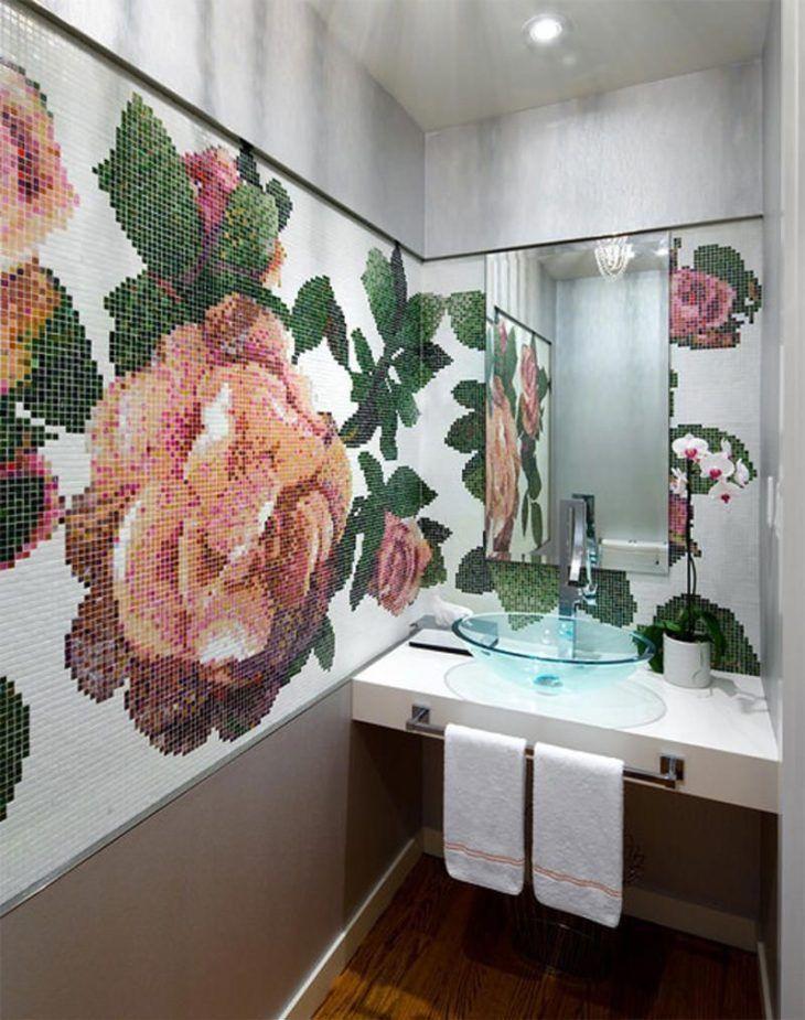 Banheiro com folhas e flores desenhadas com partilha em faixas das paredes.