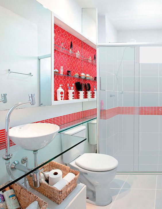 Banheiro todo branco com fundo de nicho vermelho e patilha.
