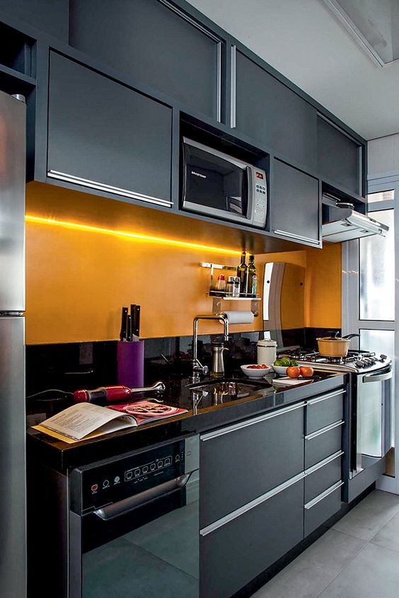 cozinha preta com parede amarela e iluminação embutida de led 