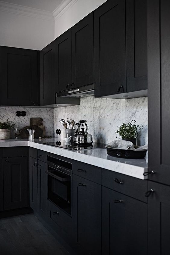 cozinha de marcenaria preta com bancada branca
