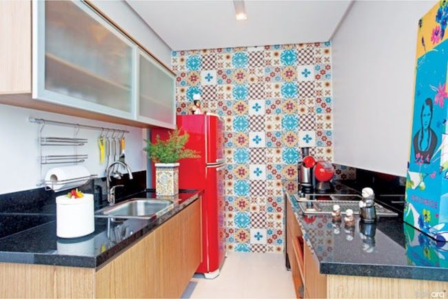 Cozinha simples com adesivo de azulejo colorido.