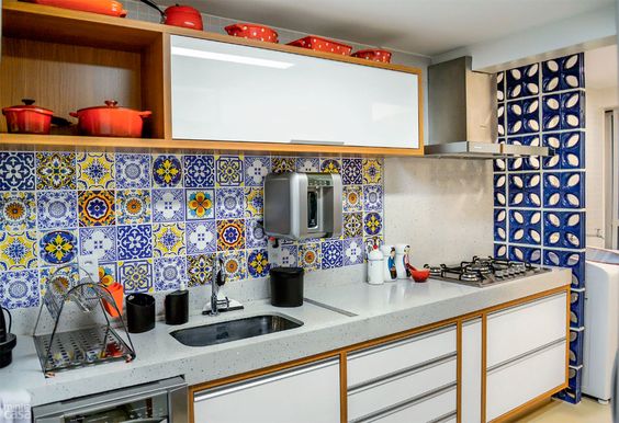 Modelos de cozinha com azulejo colorido.