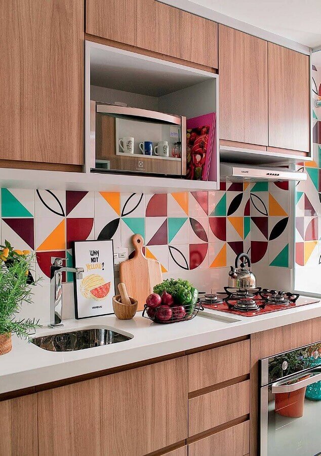 Cozinha com azulejo colorido,