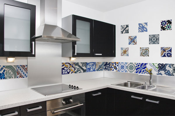 Cozinha simples decorada azulejo decorado.