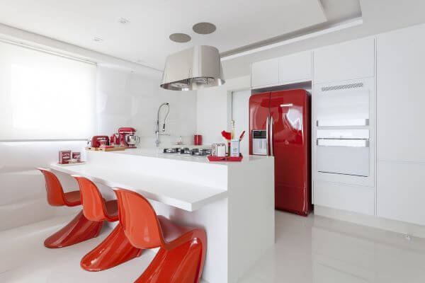 Cozinha retrô branco e vermelho.