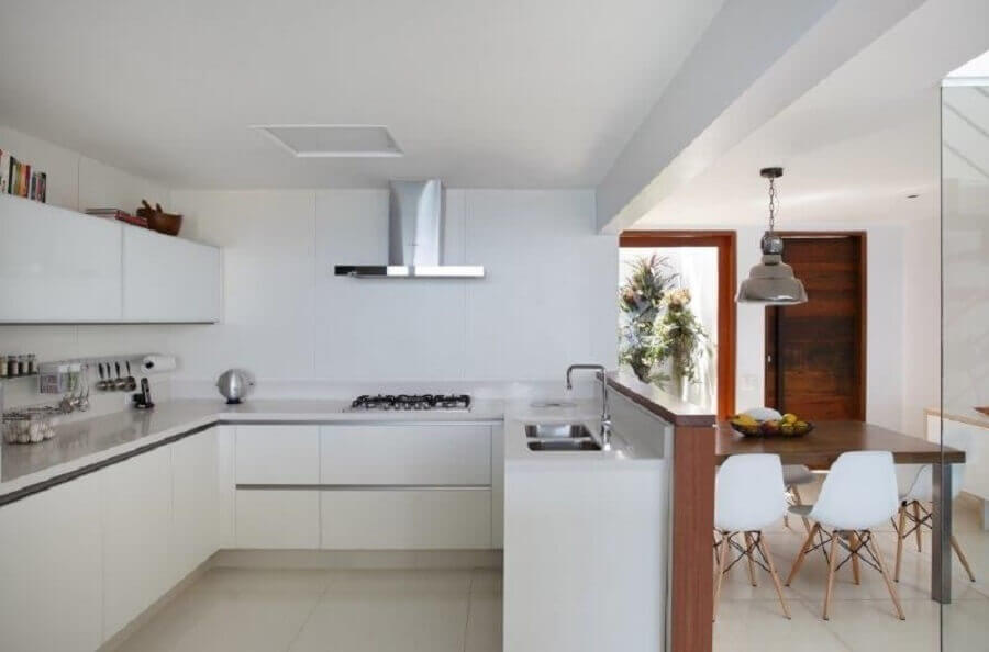 Cozinha minimalista espaçosa e branca.
