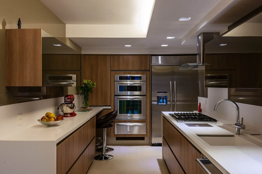 Cozinha moderna com armários em madeira.