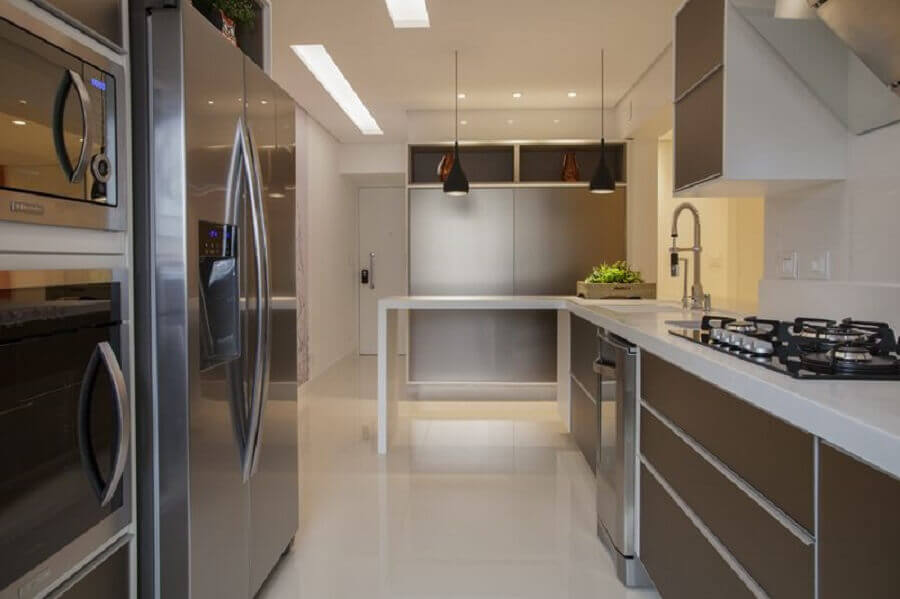 Modelos de cozinha com móveis planejado e espaço pequeno.