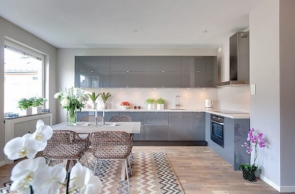 Cozinha moderna com decoração minimalista.