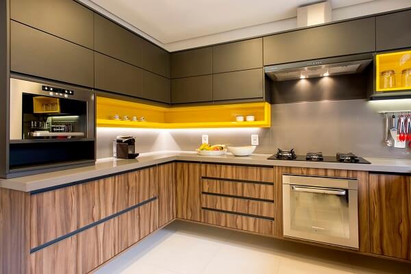 Modelos de cozinha em L com decoração moderna e armários amarelos.