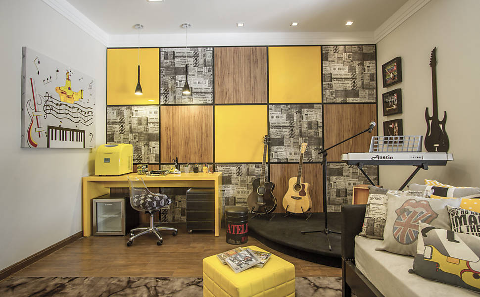 quarto rústico com painel de madeira amarelo e madeira