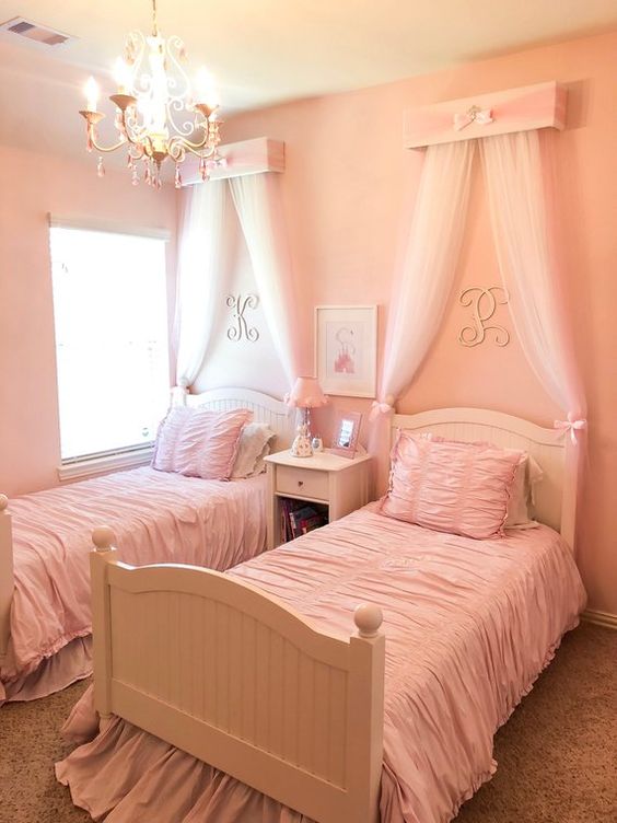 quarto de criança menina com dossel rosa