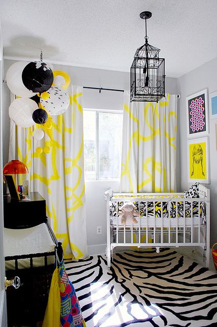 quarto preto e amarelo de bebê  