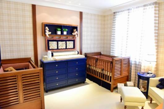 quarto de bebê com cômoda azul 