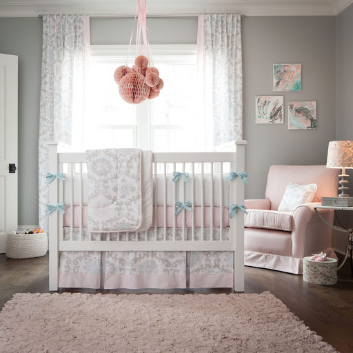 quarto de bebê cinza e rosa 