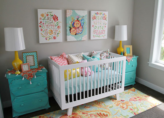 quarto de bebê menina colorido com azul turquesa