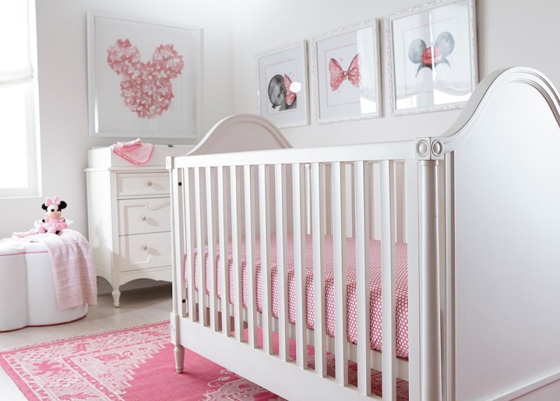 quarto de bebê menina rosa com a minnie