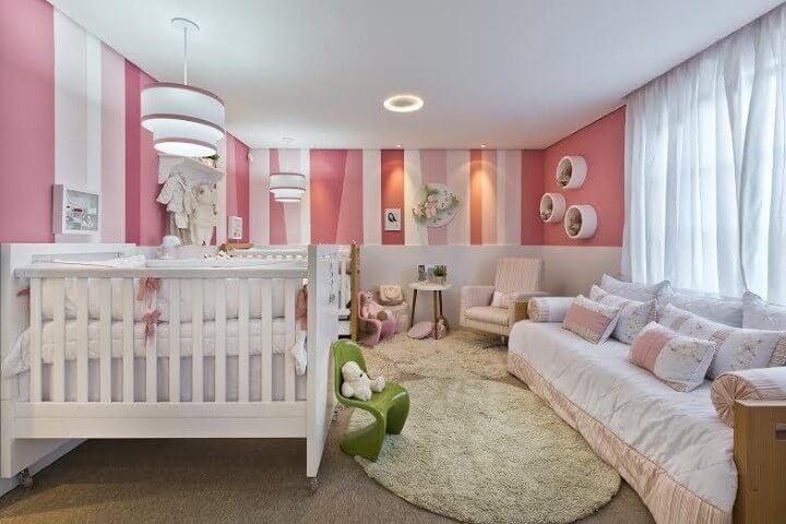 quarto de bebê com listras rosa e branco