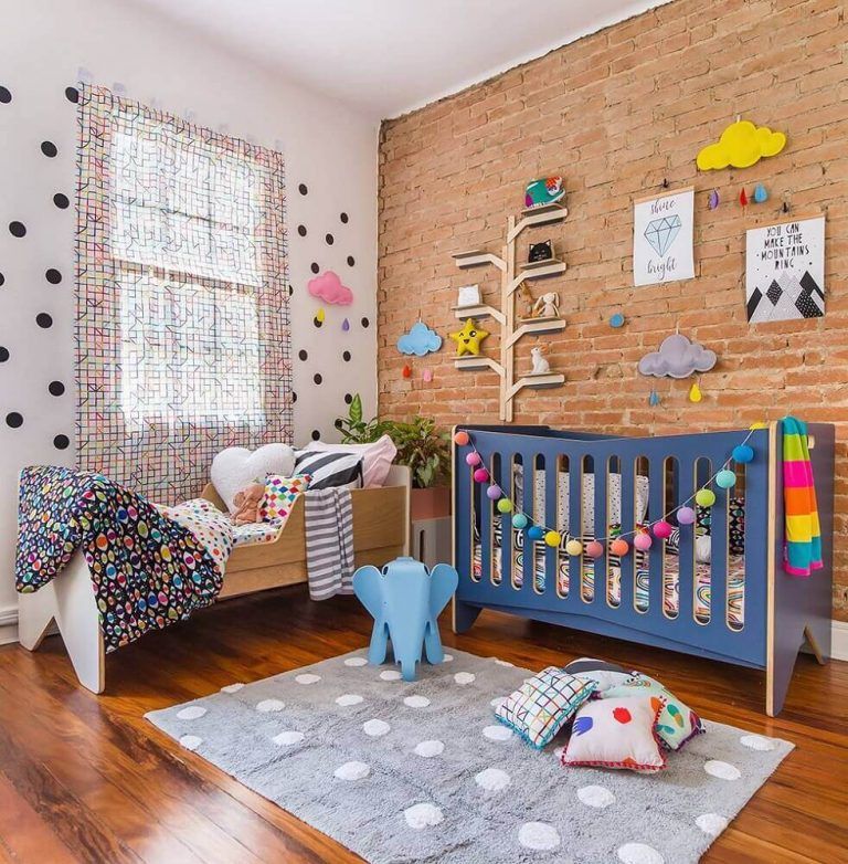 quarto de bebê com berço azul colorido