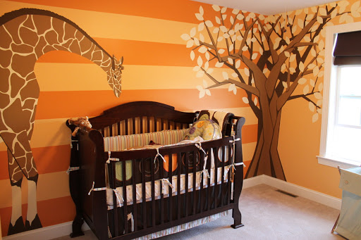 quarto de bebê laranja com girafa