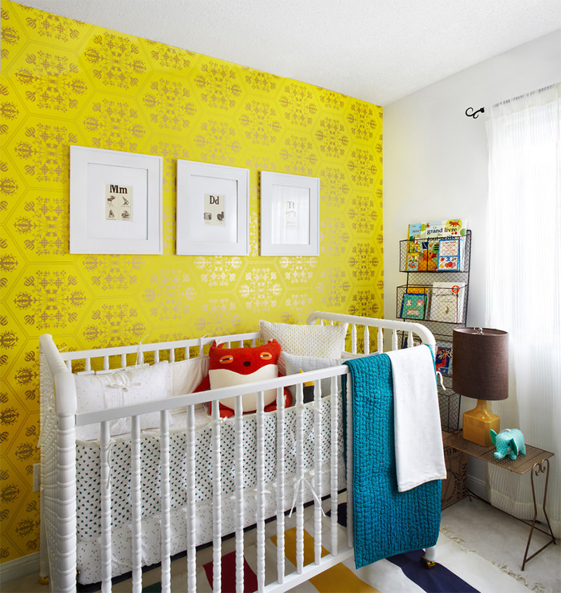 quarto de bebê com papel de parede amarelo 