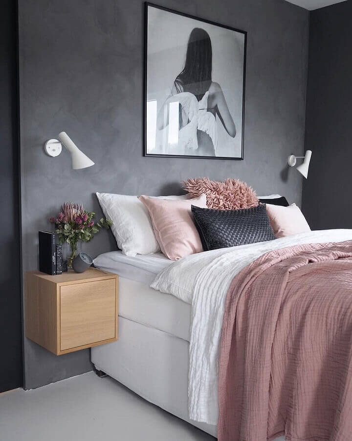 quarto de casale pequeno moderno com parede cinza e arandela.