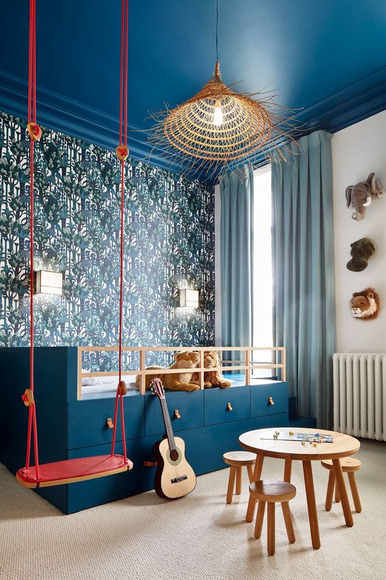 quarto infantil montessoriano com teto azul 