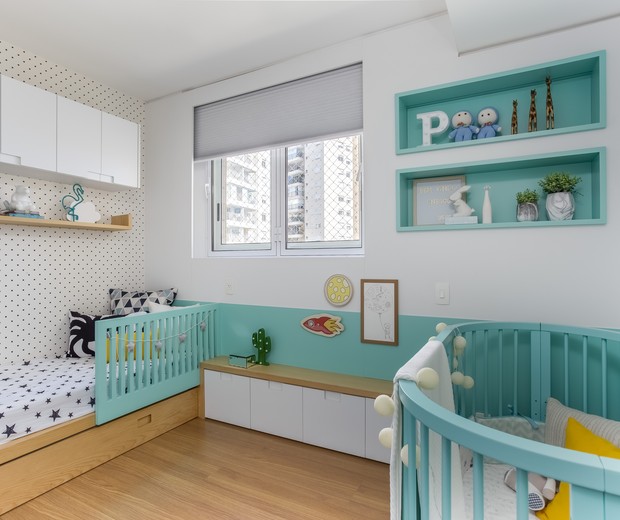 quarto para bebê e criança maior azul  claro. 