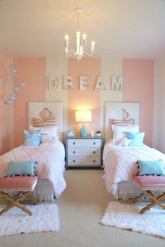 quarto de criança feminino com listras rosa e azul 