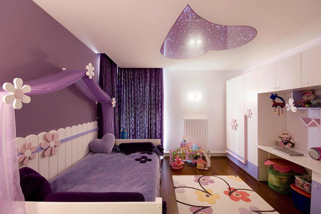 quarto de menina roxo e lilás com teto rebaixado