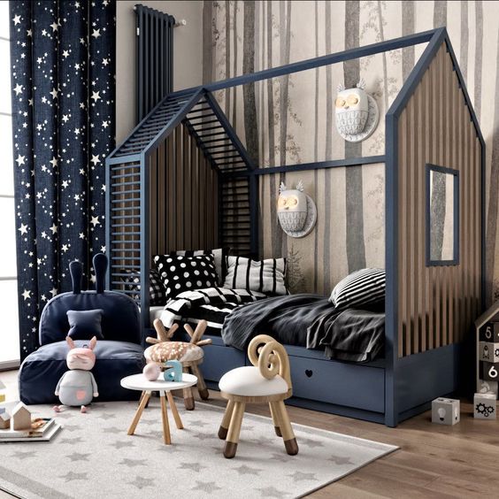 quarto de criança montessoriano com cama azul