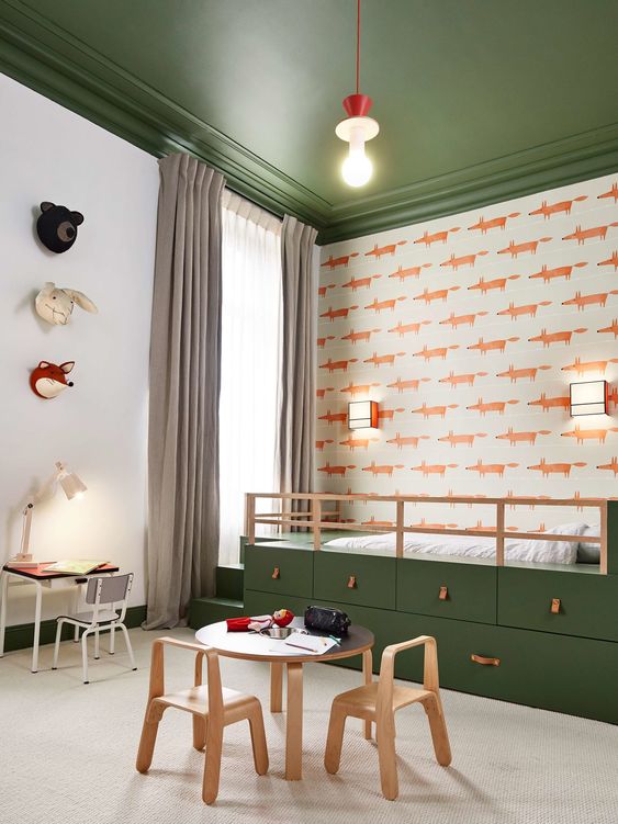 quarto montessoriano verde oliva com papel de parede raposinha