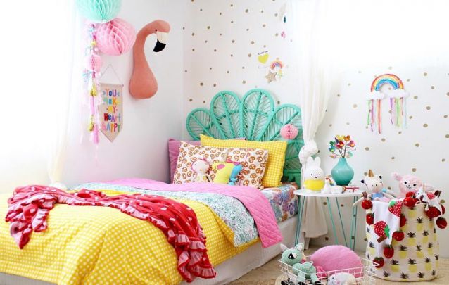 quarto de criança super colorido com cama azul tiffany