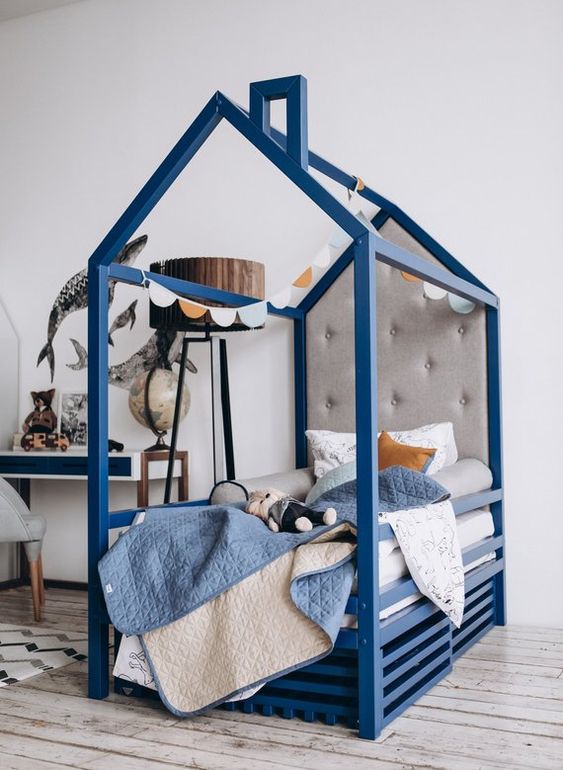 quarto de criança  montessoriano com cama azul