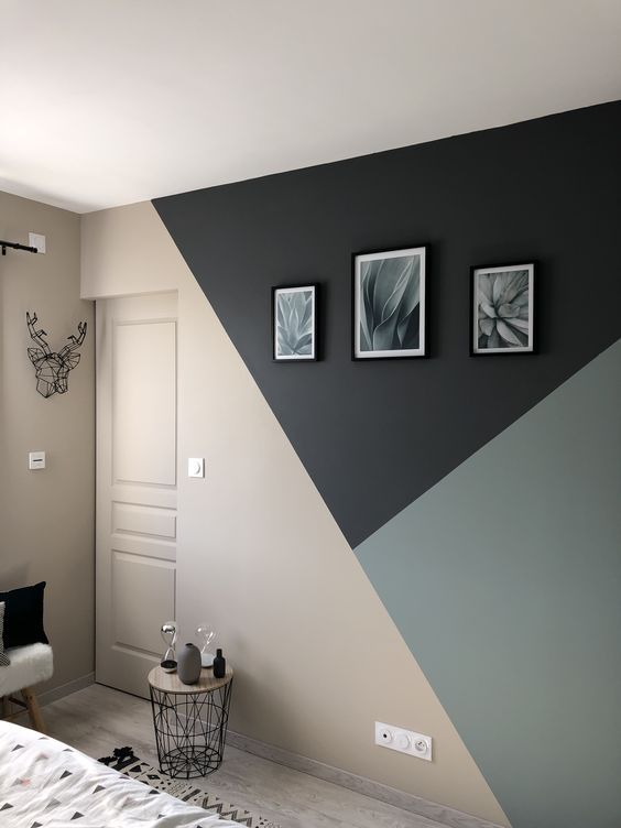 quarto de casal pequeno com parede pintada com triângulos